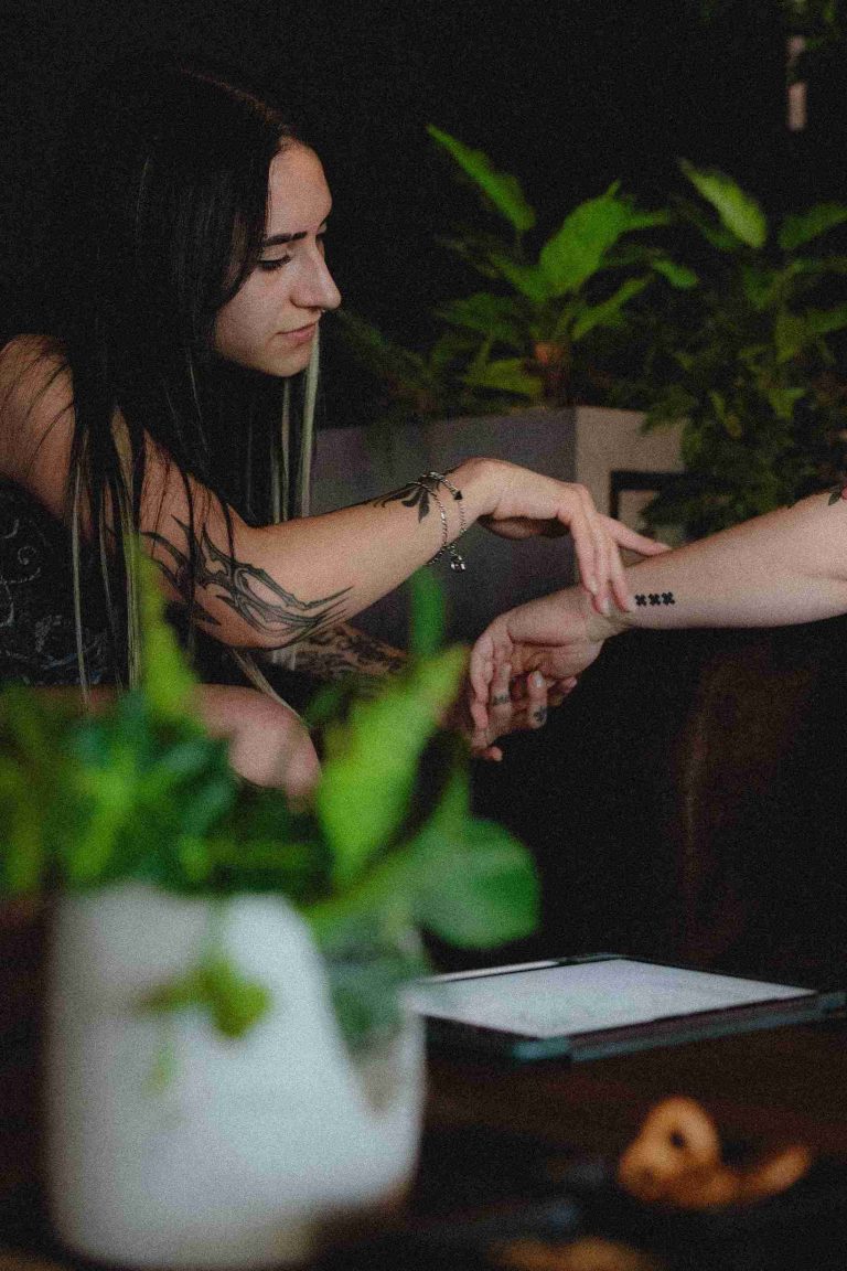 PikAss_Tattoo_68775_Ketsch_PikArtist_Artist_Tätowiererin_Talia_kostenlose_Tattooberatung_Kundenberatung_Kundengespräch