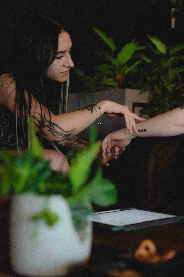 PikAss_Tattoo_68775_Ketsch_PikArtist_Artist_Tätowiererin_Talia_kostenlose_Tattooberatung_Kundenberatung_Kundengespräch
