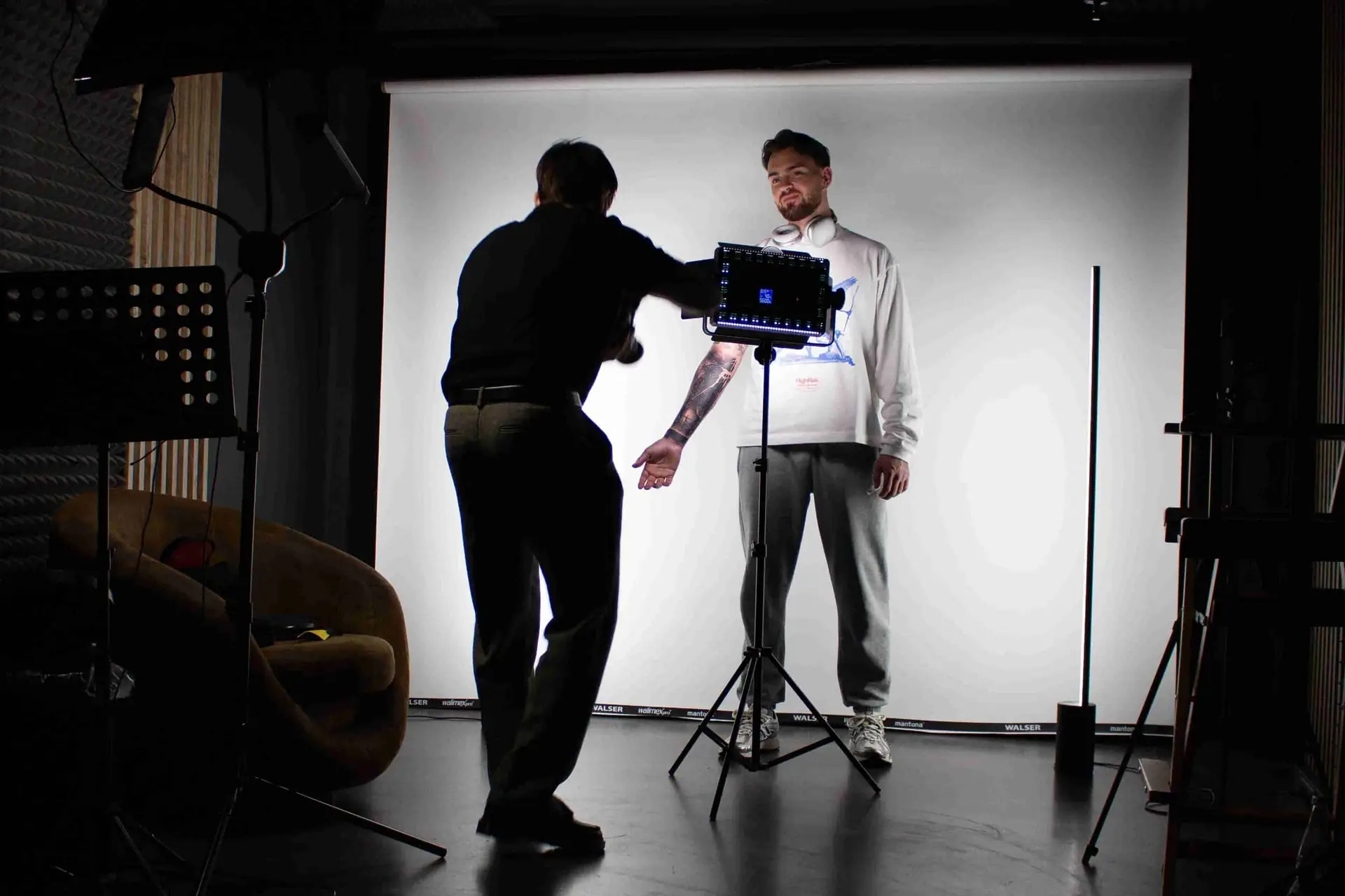 Fotoshooting mit zwei Personen im Fotostudio von PIKASS TATTOO Ketsch