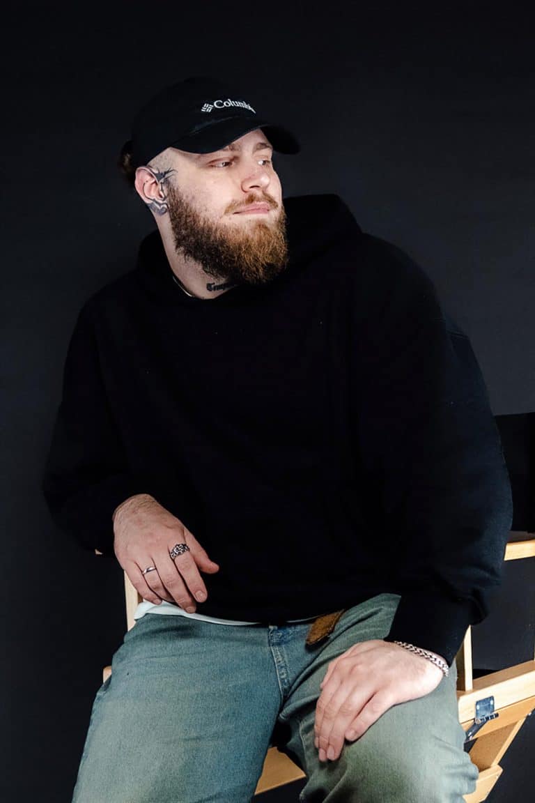 Manuel, auch bekannt als Manu, PIK JUNIOR ARTIST bei PIKASS Tattoo – professionelles Portraitfoto im Studio