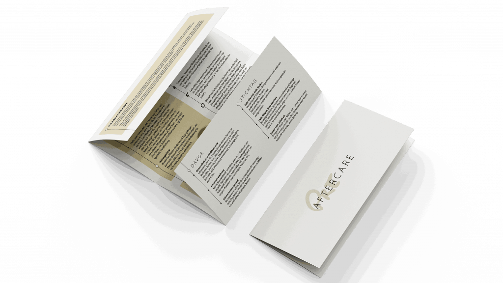 Mockup des PIKASS Tattoo Pre- & Aftercare Flyers mit übersichtlichen Hinweisen zur Vorbereitung und Pflege eines neuen Tattoos