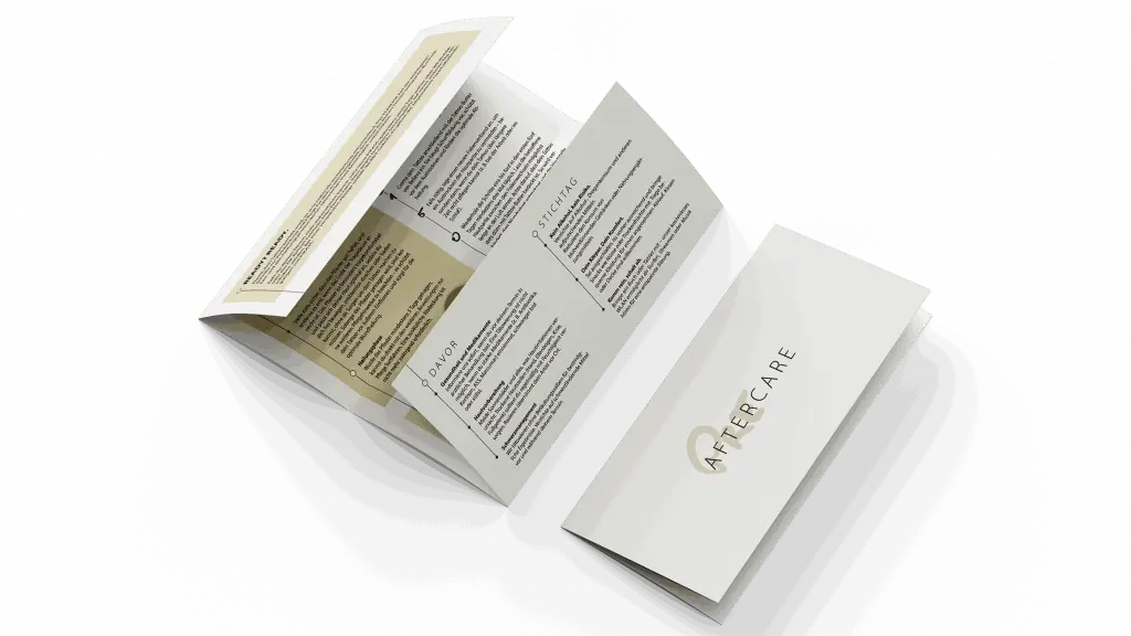 Mockup des PIKASS Tattoo Pre- & Aftercare Flyers mit übersichtlichen Hinweisen zur Vorbereitung und Pflege eines neuen Tattoos
