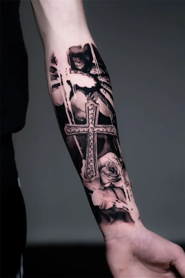 Black-and-Grey Tattoo auf dem Unterarm mit ornamentalem Kreuz, Rosenmotiv und abstrakten Kontrasten.