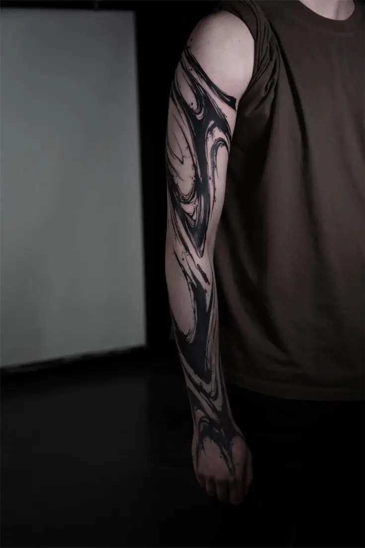 Abstract Blackwork Tattoo als Arm-Sleeve mit fließenden schwarzen Formen, Negativraum und dynamischen Linien