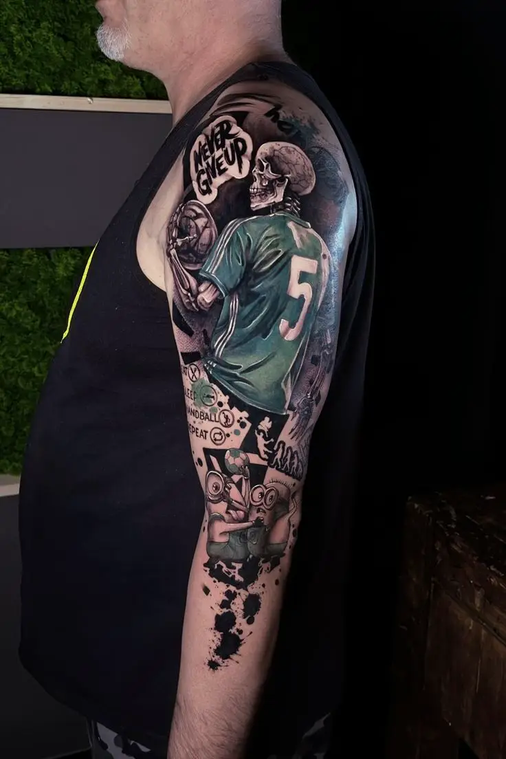 Abstract Trash Style Tattoo am Oberarm mit Handball-Spieler, Skull-Motiv, Comic-Elementen und grafischen Details