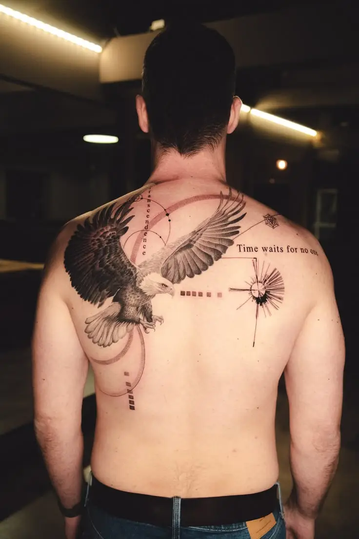 Black and Grey Rücken-Tattoo mit realistischem Adler, geometrischen Elementen und Lettering