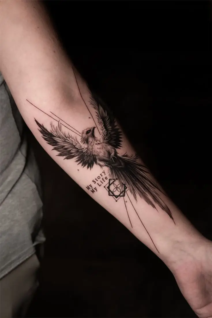 Black and Grey Unterarm-Tattoo mit detailreichem Vogel, geometrischen Linien und feinem Lettering