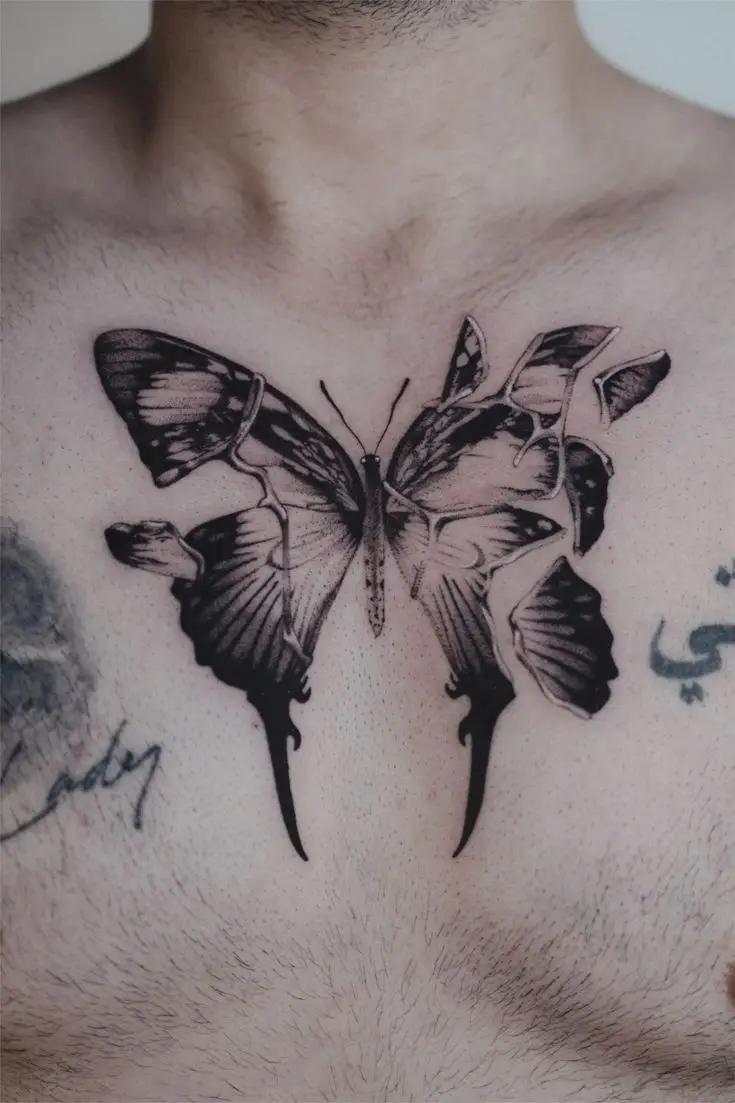 Blackwork Tattoo auf der Brust mit großem Schmetterling, Dotwork-Schattierungen und symmetrischer Platzierung