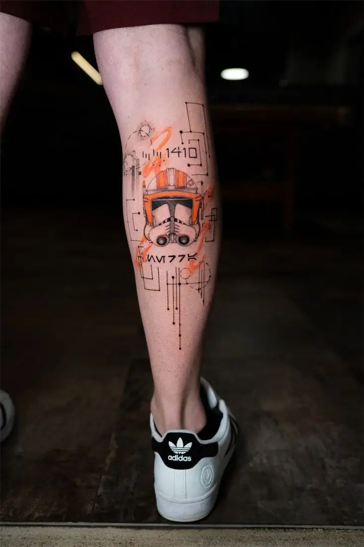 Farbiges Tattoo an der Wade mit Sci-Fi-Helm, geometrischen Linien, orangenen Akzenten und grafischen Details