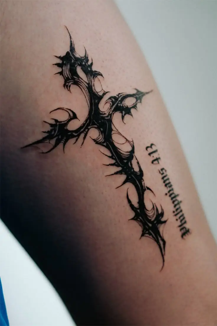 Cyber Tribal Blackwork Tattoo am Arm mit abstraktem Kreuz und feinem Lettering