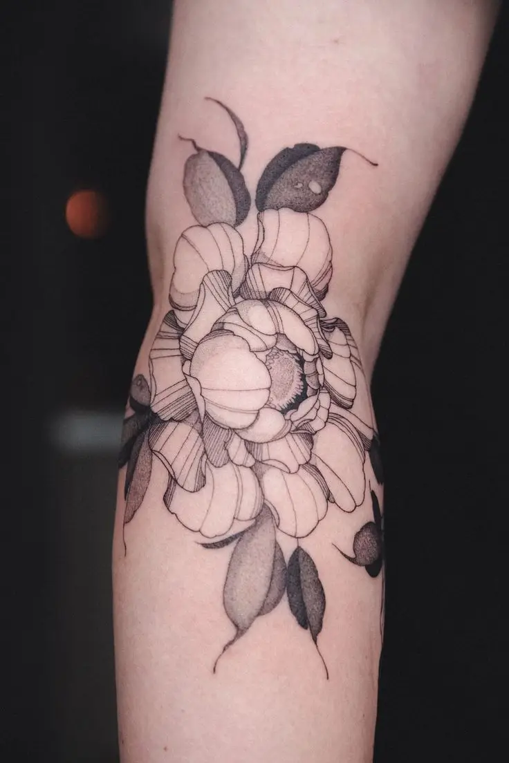 Feines Fineline und Dotwork Tattoo auf dem Unterarm mit großer Blume und Blättern