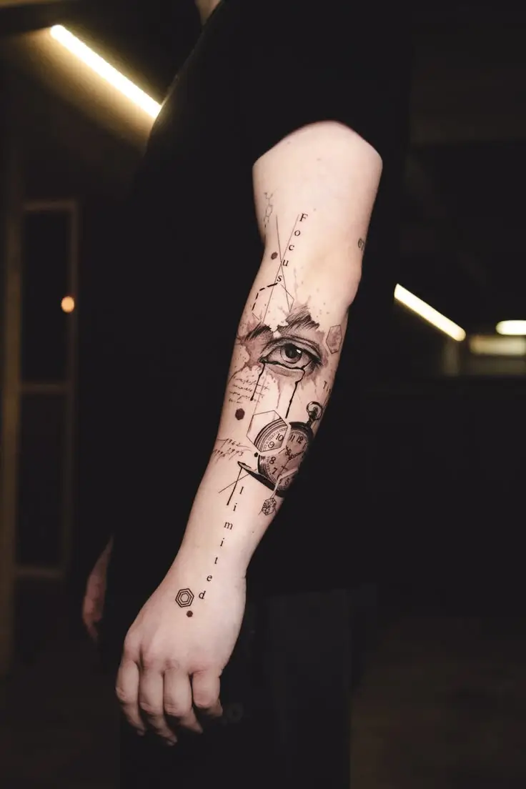 Fineline Tattoo auf dem Unterarm mit Auge, Uhr, geometrischen Linien und feinem Lettering