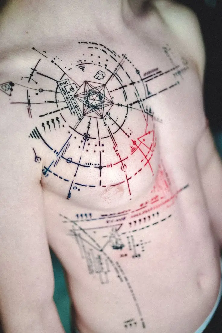 Geometric Color Tattoo auf Brust und Oberkörper mit feinen Linien, abstrakten Symbolen und roten sowie blauen Akzenten