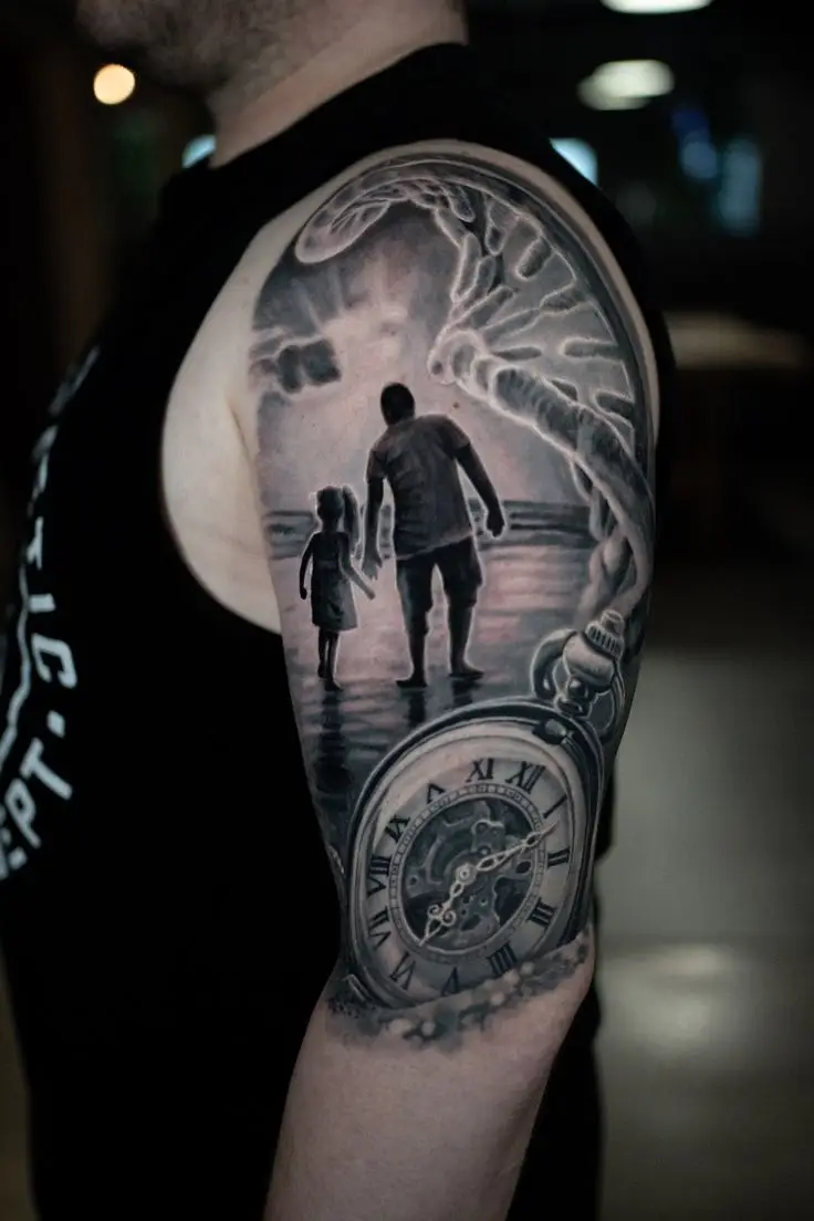 Pastel Grey Realistic Tattoo am Oberarm mit Vater-Kind-Szene, großer Uhr und weichen Schattierungen