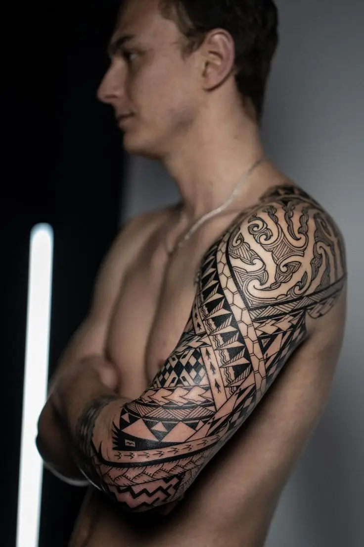 Polynesian Tribal Tattoo als Arm-Sleeve mit geometrischen Mustern, klaren Linien und ornamentalem Schulterbereich