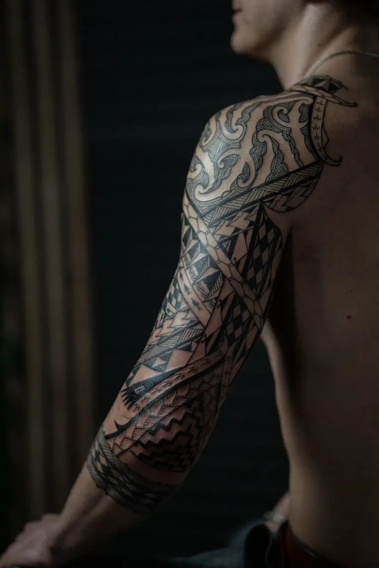Polynesian Tribal Tattoo als Arm-Sleeve mit geometrischen Mustern, klaren Linien und ornamentalem Schulterbereich