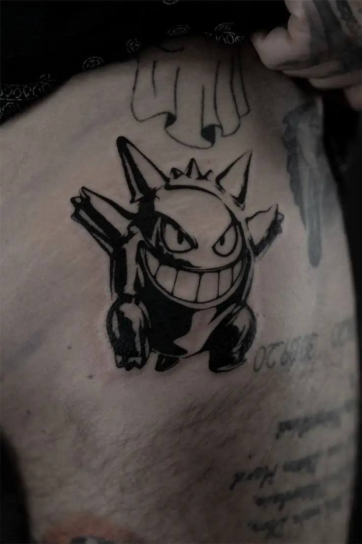 Anime-inspiriertes Blackwork Tattoo einer stilisierten Figur im Gengar-Look an den Rippen, gestochen von Manuel bei PIKASS TATTOO.