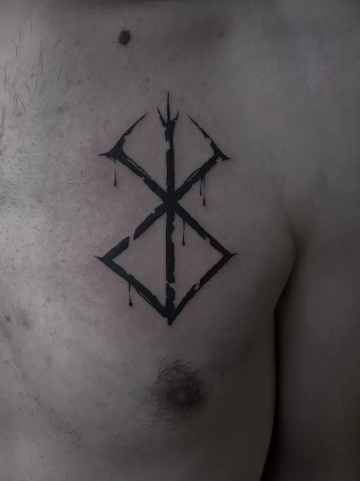 Blackwork Rune Tattoo mit markantem Symbol auf der Brust, gestochen von Manuel bei PIKASS TATTOO.