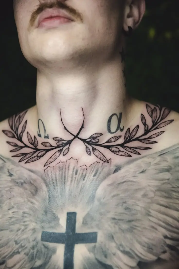 Frisches Blackwork Hals Tattoo mit symmetrischen Olivenzweigen, gestochen von Manuel bei PIKASS TATTOO.