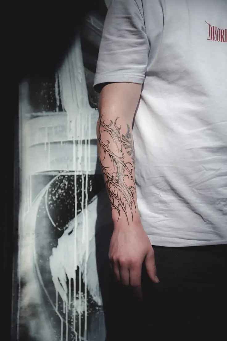 Cyber Tribal Tattoo mit organischen, dornenartigen Linien am Unterarm, gestochen von Manuel bei PIKASS TATTOO.
