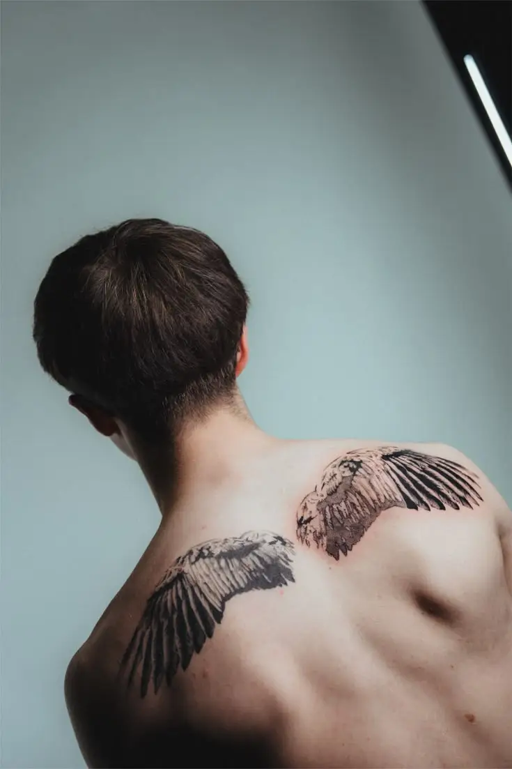 Symmetrische Flügel Tattoos im Black & Grey Stil auf beiden Schultern, gestochen von Manuel bei PIKASS TATTOO.