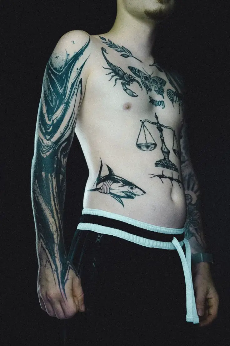 Blackwork Hai Tattoo an den Rippen, gestochen von Manuel bei PIKASS TATTOO.