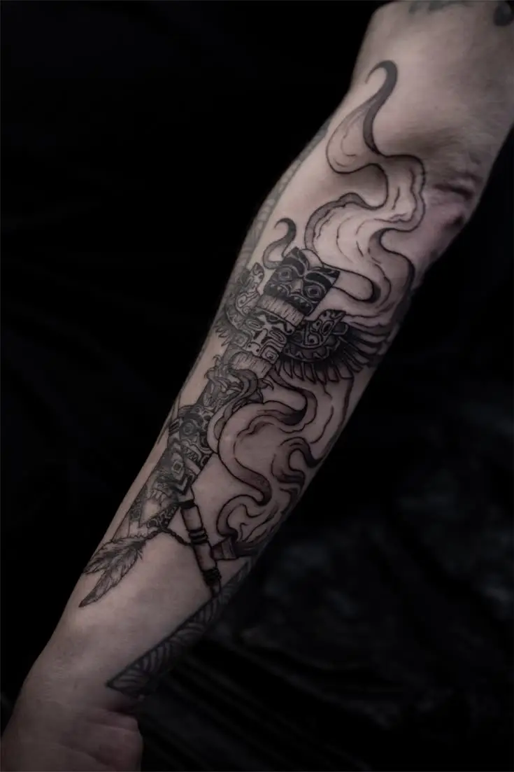 Japanese Tattoo mit traditioneller Maske und stilisierten Rauch- und Wolkenelementen am Unterarm, gestochen von Manuel bei PIKASS TATTOO.