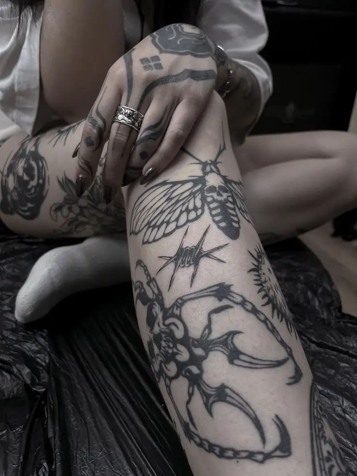 Patchwork Tattoo mit Käfer-, Motten- und Stacheldrahtmotiven im Blackwork-Stil am Oberschenkel, gestochen von Manuel bei PIKASS TATTOO.