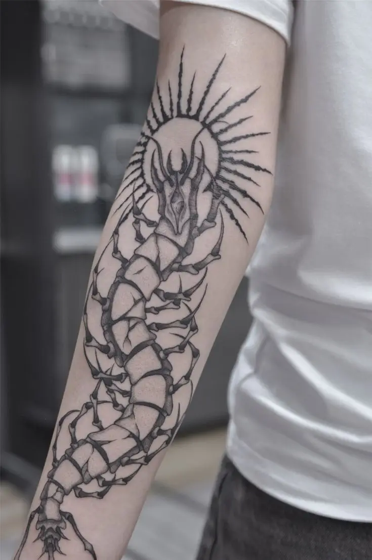 Dark Art Skorpion Tattoo im Blackwork-Stil mit grafischen Elementen am Unterarm, gestochen von Manuel bei PIKASS TATTOO.