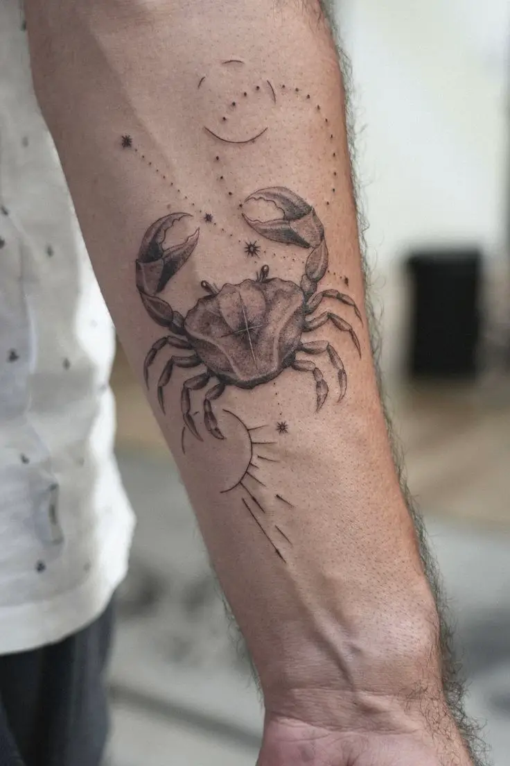 Fein ausgearbeitetes Krebs-Tattoo mit Punkten, Sternen und Mondsymbolen am Unterarm