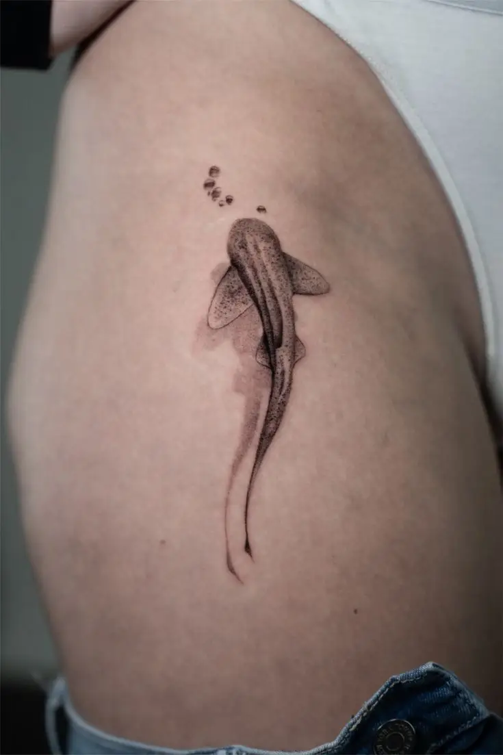 Kleines Walhai-Tattoo mit feinen Punkten und Black-and-Grey-Schattierungen